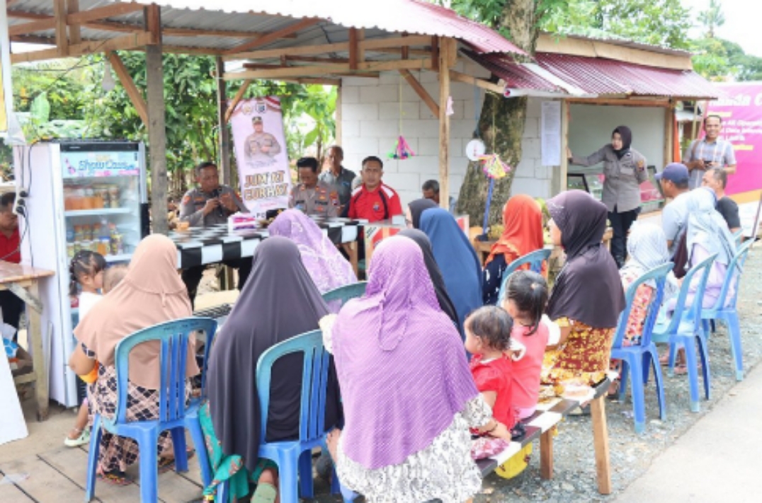 Polres Tanah Laut gelar " Jumat Curhat " mendengarkan curhatan warga Desa Kunyit Tanah Laut. (Dok. Humas Polres Tala)