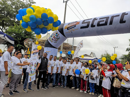 Walikota Banjarmasin H Ibnu Sina, didampingi Direktur Finance, Risk & Operation Mandiri Taspen, Atta Alva Wanggai saat melepas peserta Jalan Sehat Senam Bersama dengan tema "Berkarya, Sejahtera Bersama", bertempat di Halaman Balai Kota Banjarmasin, Sabtu (4/2/2023). Foto: Dok-Pemko Banjarmasin