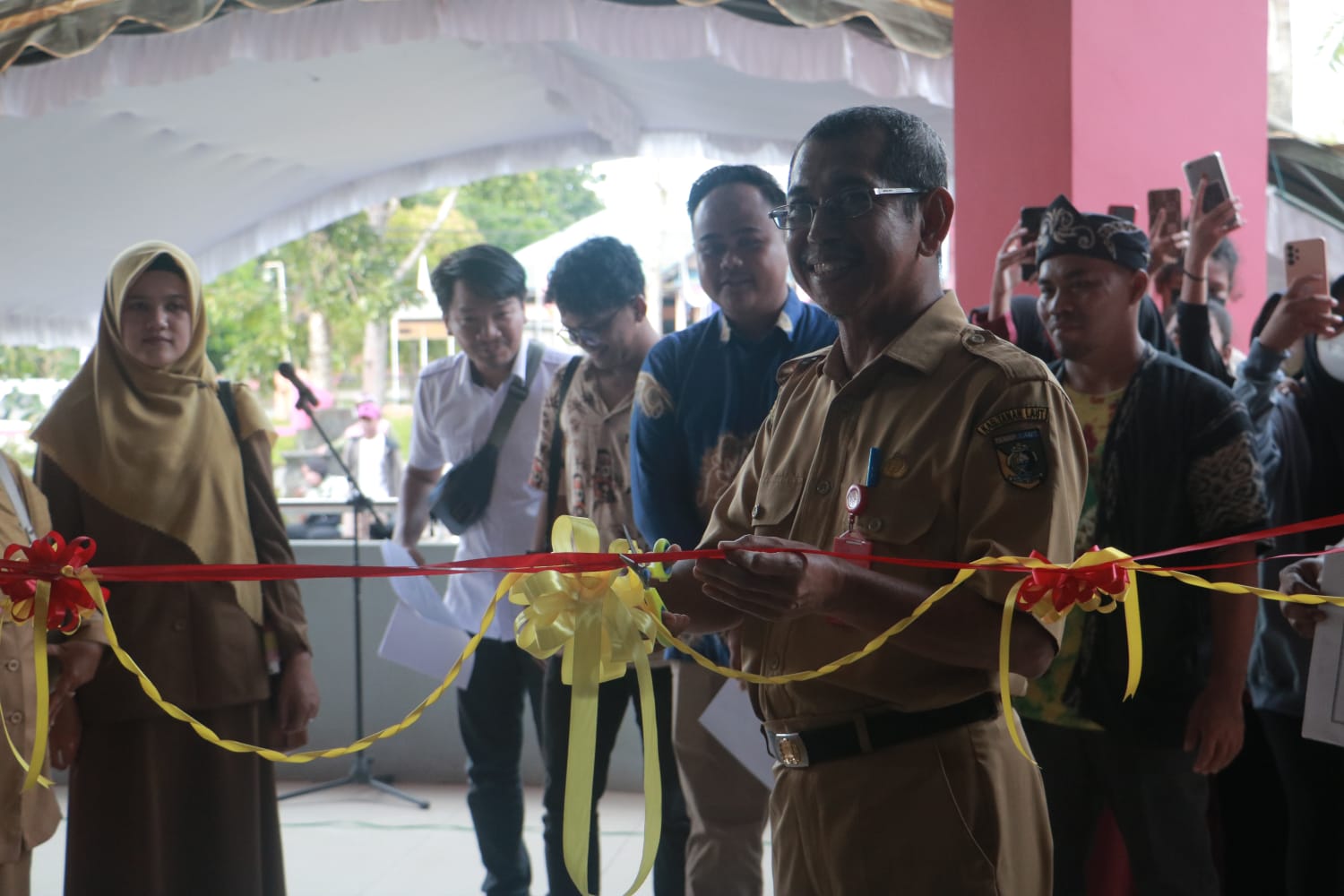 Peresmian Rumah Belajar Modern (RBM) ditandai dengan pemotongan pita di Halaman Dispusip Tala, pada Senin (13/2/2023). Foto-Dok. Diskominfo Tala
