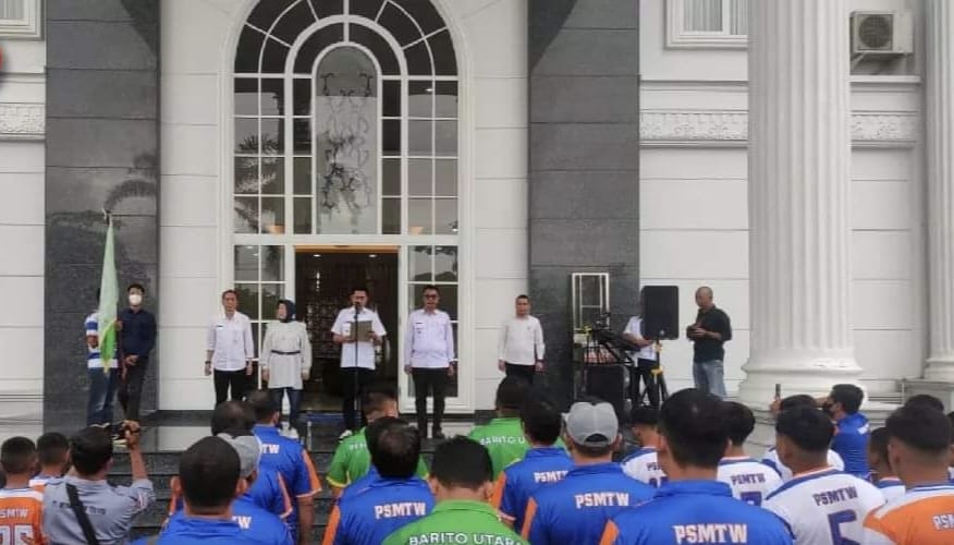 Bupati Barito Utara, H. Nadalsyah didampingi Wakil Bupati Sugianto Panala Putra, Ketua DPRD Hj. Mery Rukaini dan Sekretaris Daerah Drs. Muhlis, melepas keberangkatan klub Persatuan Sepak Bola Barito Utara PS. MTW dalam rangka mengikuti piala Suratin yang diadakan di Palangka Raya, (4/1/23). Foto: Humas-GM