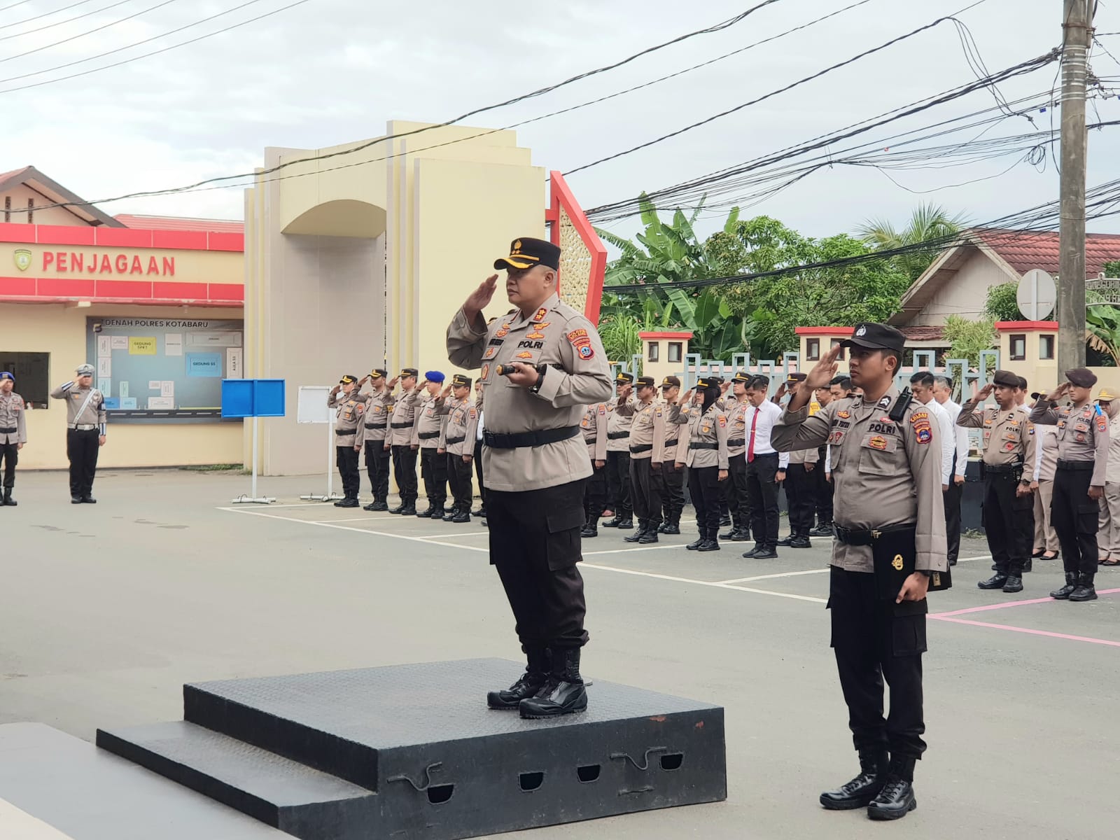 Kapolres Kotabaru AKBP M. Gafur Aditya Siregar saat memimpin upacara kesadaran nasional. Foto: Putri-LK