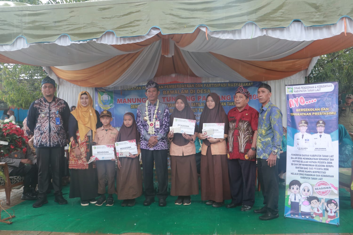 Bupati Tanah Laut HM Sukamta menyerahkan beasiswa kepada siswa SD dan SLTP. Foto-Dok. Diskominfo Tala for lenterakalimantan.com