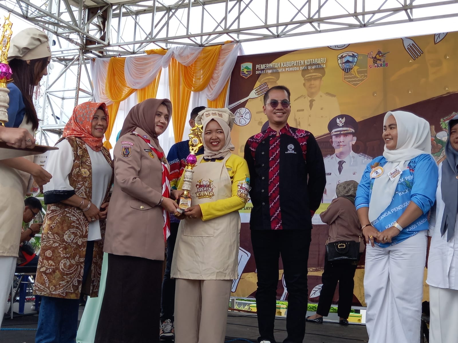 Ketua TP.PKK Kotabaru Hj.Fatma Idiana Menyerahkan Piala Kepada pemenang Loma masak. Foto: Putri-LK.
