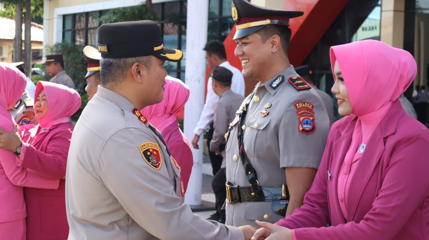 Kapolres Kotabaru AKBP M Gafur Aditya Siregar, memberikan selamat kepada perwira yang baru bertugas. Foto: Putri-LK.