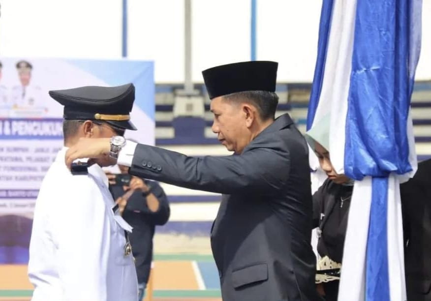 Bupati Barito Utara, H. Nadalsyah melantik jajaran pemkab barut. Foto:GR-LK