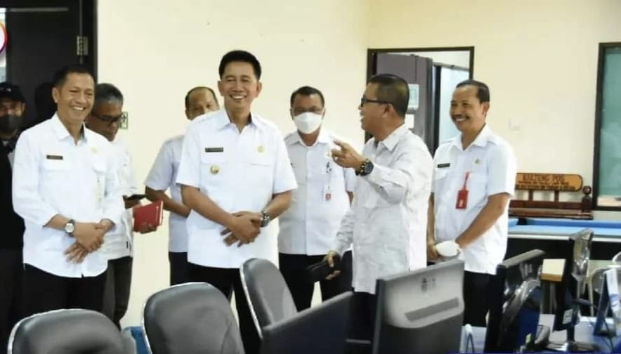 Bupati H Nadalsyah, saat melakukan silaturahmi ke Dapur redaksi Kalteng Pos, di Kantor Kalteng Pos Jl. Cilik Riwut Palangka Raya, 25 Januari 2023. Foto: Dochmskominfo Barut.