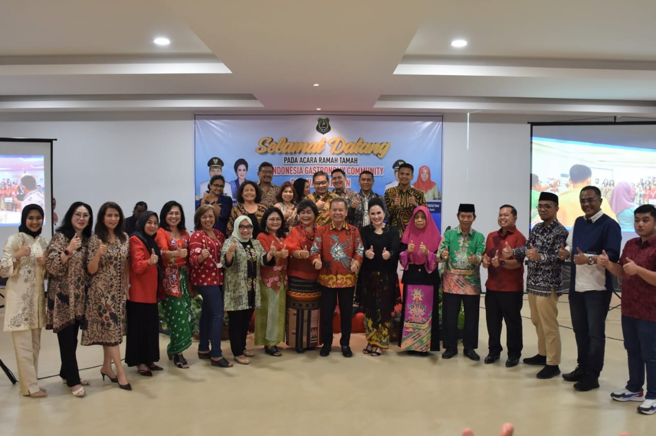Bupati Kapuas Ben Brahim S Bahat saat menyambut kunjungan dari Tim Indonesia Gastronomy Community (IGC) dan Wanita KEREN di Rujab Bupati Kapuas, Rabu (22/2/2023) malam. Foto: Hmskmf Pemkab Kapuas-ayiz.