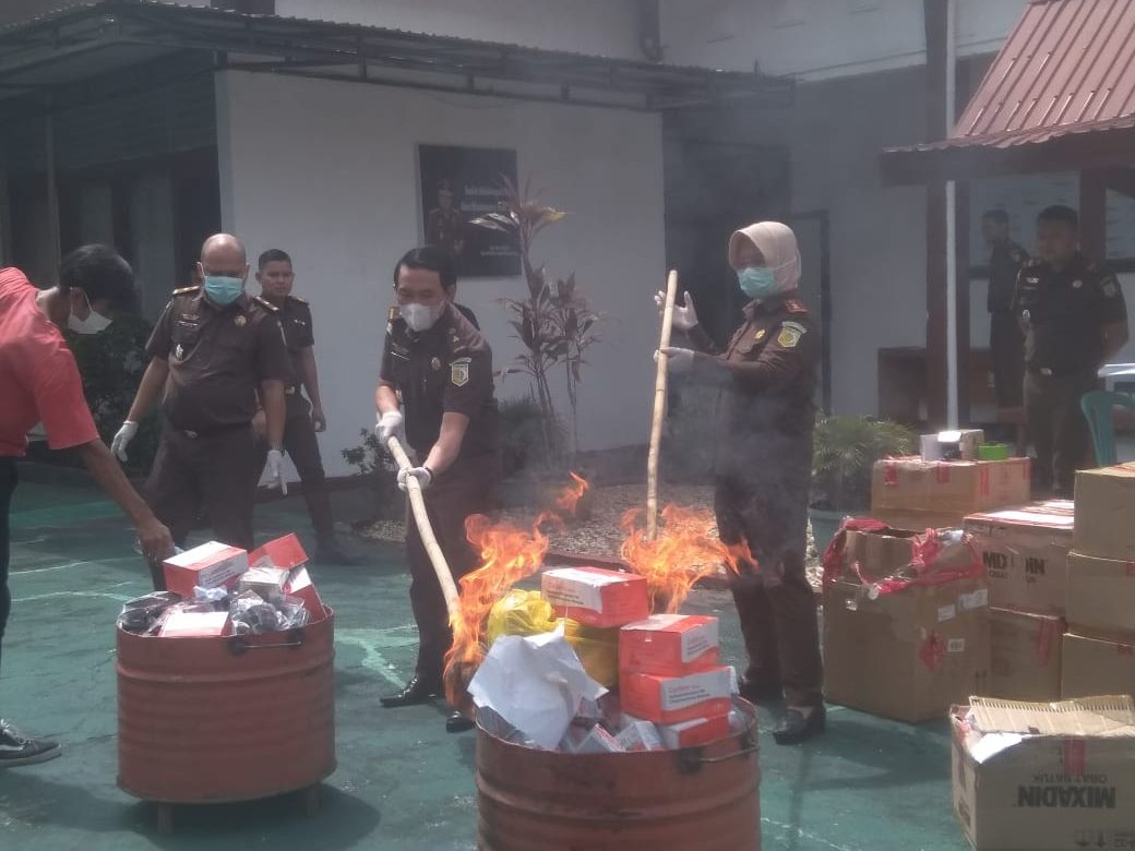 Kajari Muara Teweh Fadilah bersama Kasi Pidum Bayu Fermandi membakar barang bukti pada acara pemusnahan. Foto: Hms Barut.