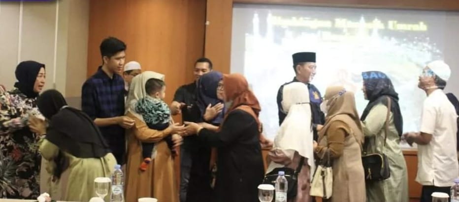 Bupati Barito Utara H Nadalsyah saat menyambut jamaah umroh dari kabupaten Barito Utara di hotel Galaxy Banjarmasin, Jumat (3/2/2023).