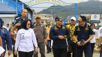 Bupati Kotabaru, H Sayed Jafar dan Bupati Mamuju Siti Suttinah saat mengunjungi beberapa pelabuhan yang ada dimamuju, Rabu, (1/2/2023).