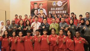Ketua Umum ASBWI H Nadalsyah dan ketua Umum PSSI Erick Thohir, Wakil Ketua Umum PSSI, Zainudin Amali dan Ratu Tisha Destria, serta satu anggota Komite Eksekutif (Exco) PSSI, Vivin Cahyani. saat foto bersama Timnas Sepak Bola Wanita.{Foto Hum ASBWI)
