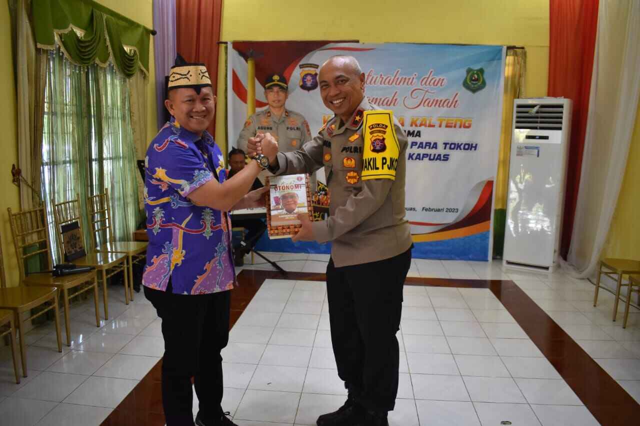 Sekretaris Daerah Kabupaten Kapuas Drs Septedy, menyambut kunjungan silaturahmi dari Wakil Kepala Kepolisian Daerah (Wakapolda) Kalimantan Tengah Brigadir Jendral Polisi Mohamad Agung Budijono, bertempat di Rumah Jabatan Wakil Bupati Kapuas, Kamis (9/2/2023).