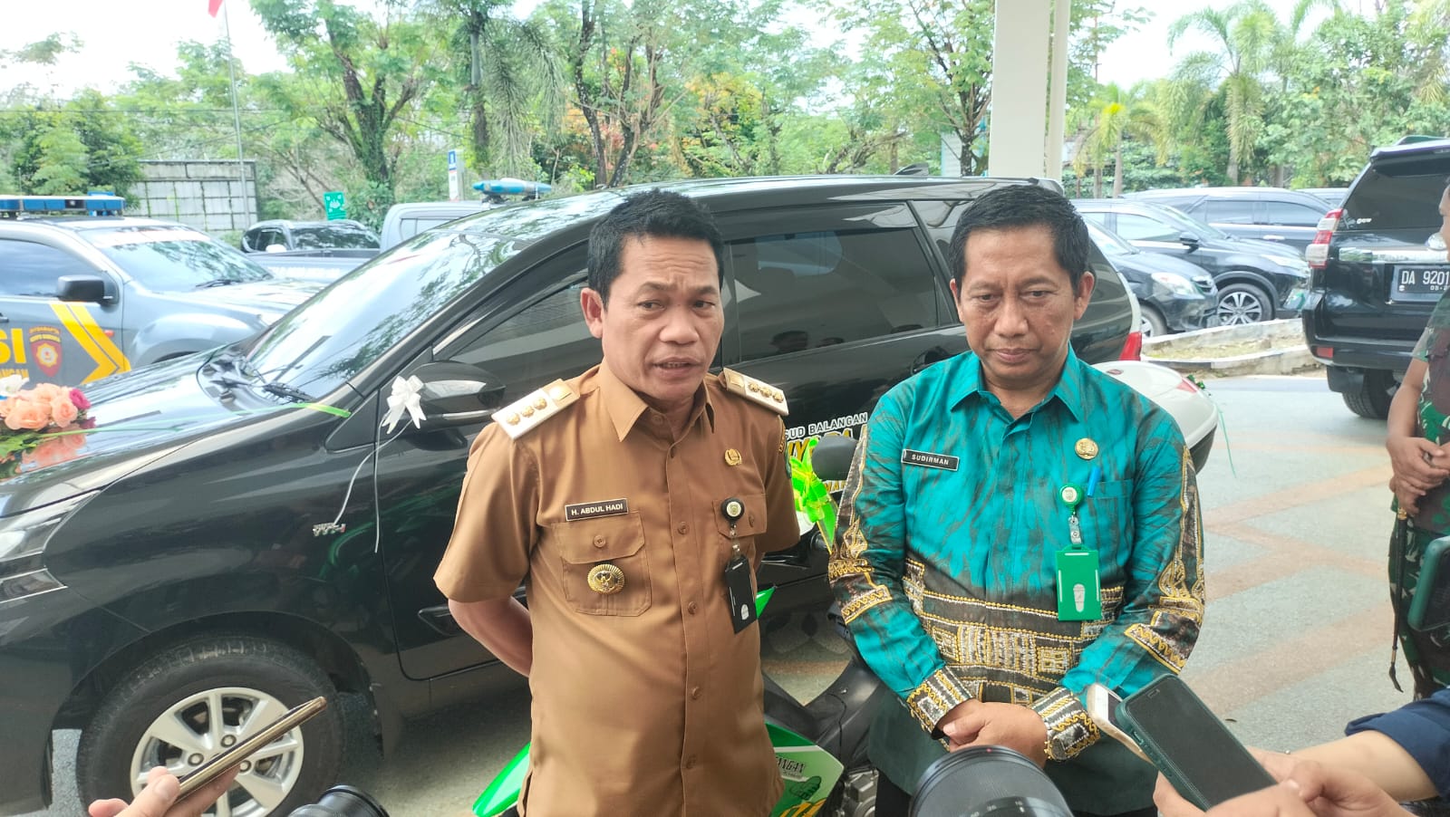 Bupati Balangan, H Abdul Hadi saat wawancara dengan media. Foto; Rins