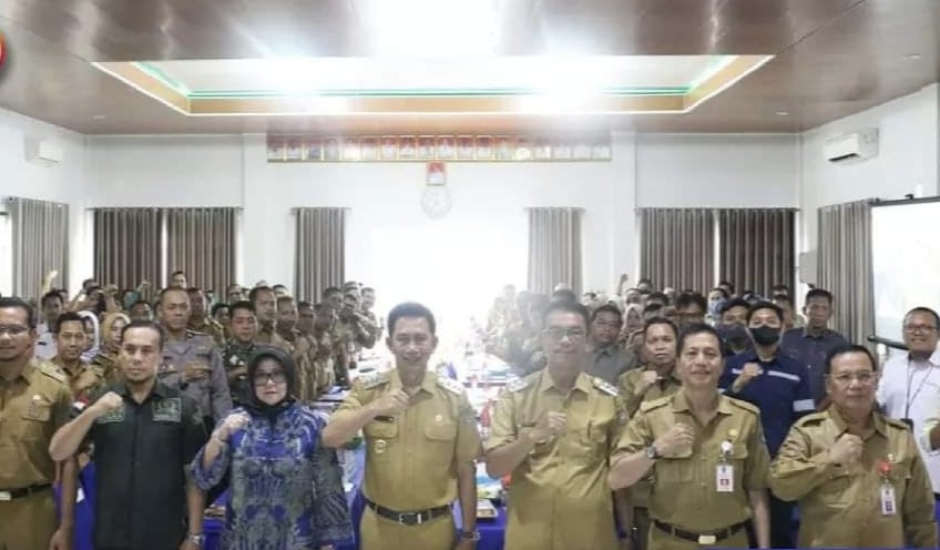 Wakil Bupati Sugianto Panala Putra,Wakil Ketua I DPRD Fermana Setiawan Sekretaris Daerah Drs.Muhlis, Anggota DPRD, Kepala Perangkat Daerah, Unsur Tripika , lurah, Kepala Desa, kepala BPD Kecamatan Teweh Tengah, perwakilan perusahaan dan BPJS Kesehatan. Foto: Dokdiskomnfo/5w1h.