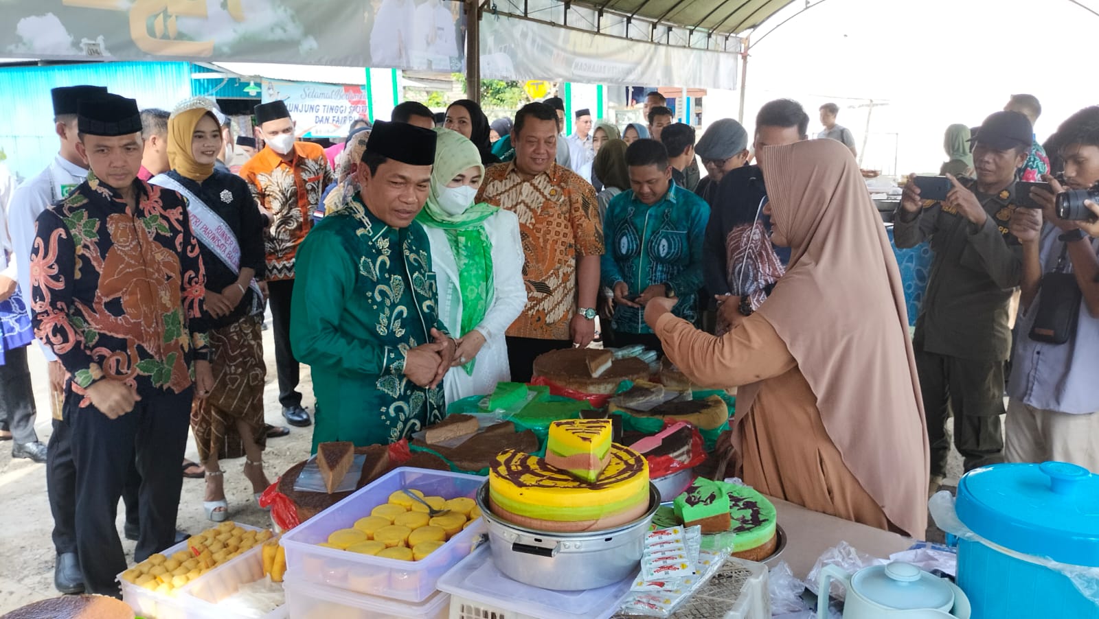 Bupati Abdul Hadi saat membuka secara resmi Pasar Ramadan di samping lapangan Martasura Paringin, Kamis (23/3/2023). Foto-lenterakalimantan.com/Rins