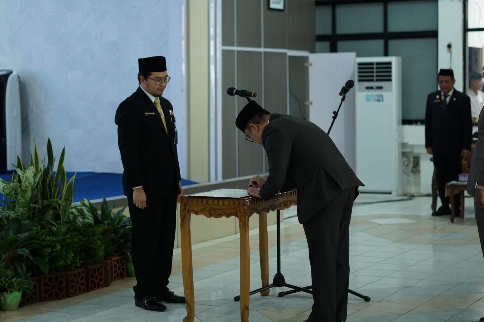 Bupati HST H Aulia Oktafiandi saat melantik 3 Pejabat Eselon II di Pendopo Bupati setempat. (Foto Ist)