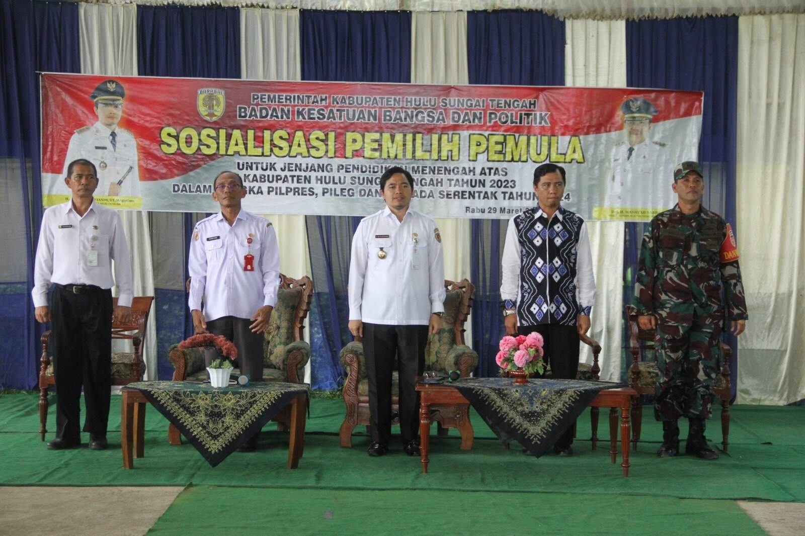 Bupati HST H Aulia Oktafiandi saat menyampaikan sambutan di hadapan para peserta sosialisasi pemilih pemula. Foto-Ist