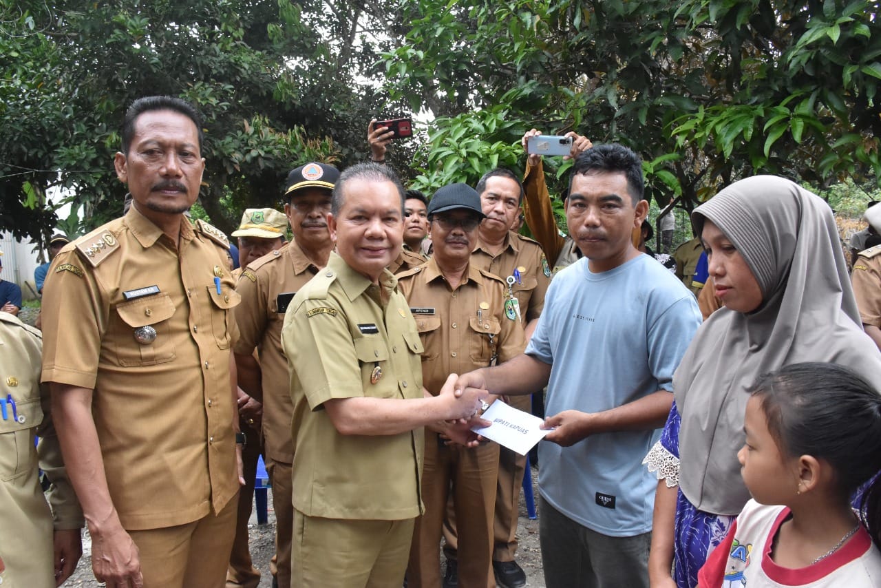 Bupati Kapuas Ir Ben Brahim S Bahat, MM, MT mengunjungi sekaligus memberikan bantuan kepada korban kebakaran yang terjadi di Desa Bandar Mekar RT10/RW03, Kecamatan Tamban Catur, Kabupaten Kapuas, Rabu (16/1/2023).