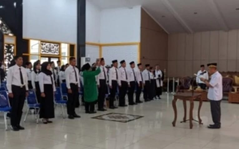 Wakil Bupati Tabalong H Mawardi meminta Pegawai Negeri Sipil (PNS) untuk meningkatkan kualitas diri dalam berbagai aspek kehidupan.