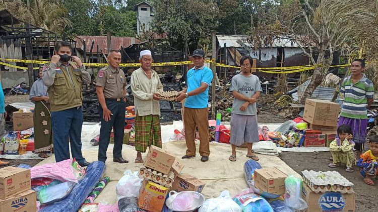 Pemkab Tabalong Serahkan Bantuan Korban Kebakaran di Desa Marindi.