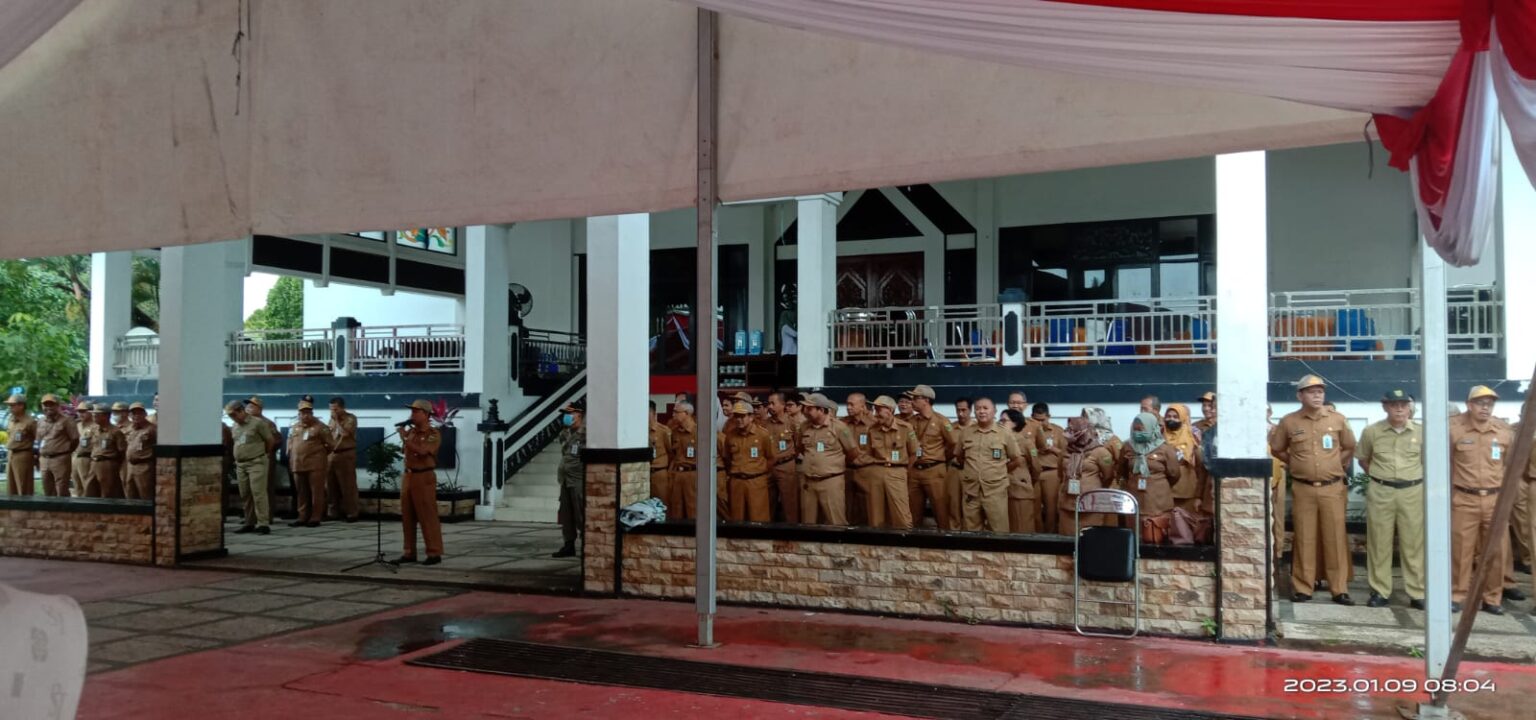 Kepala Inspektorat Kabupaten Tabalong, Kalsel pimpin Apel Gabungan Perangkat Daerah Lingkungan Pemerintah Kabupaten Tabalong, Senin (9/1), di Halaman Pendopo Bersinar Pembataan Tanjung.