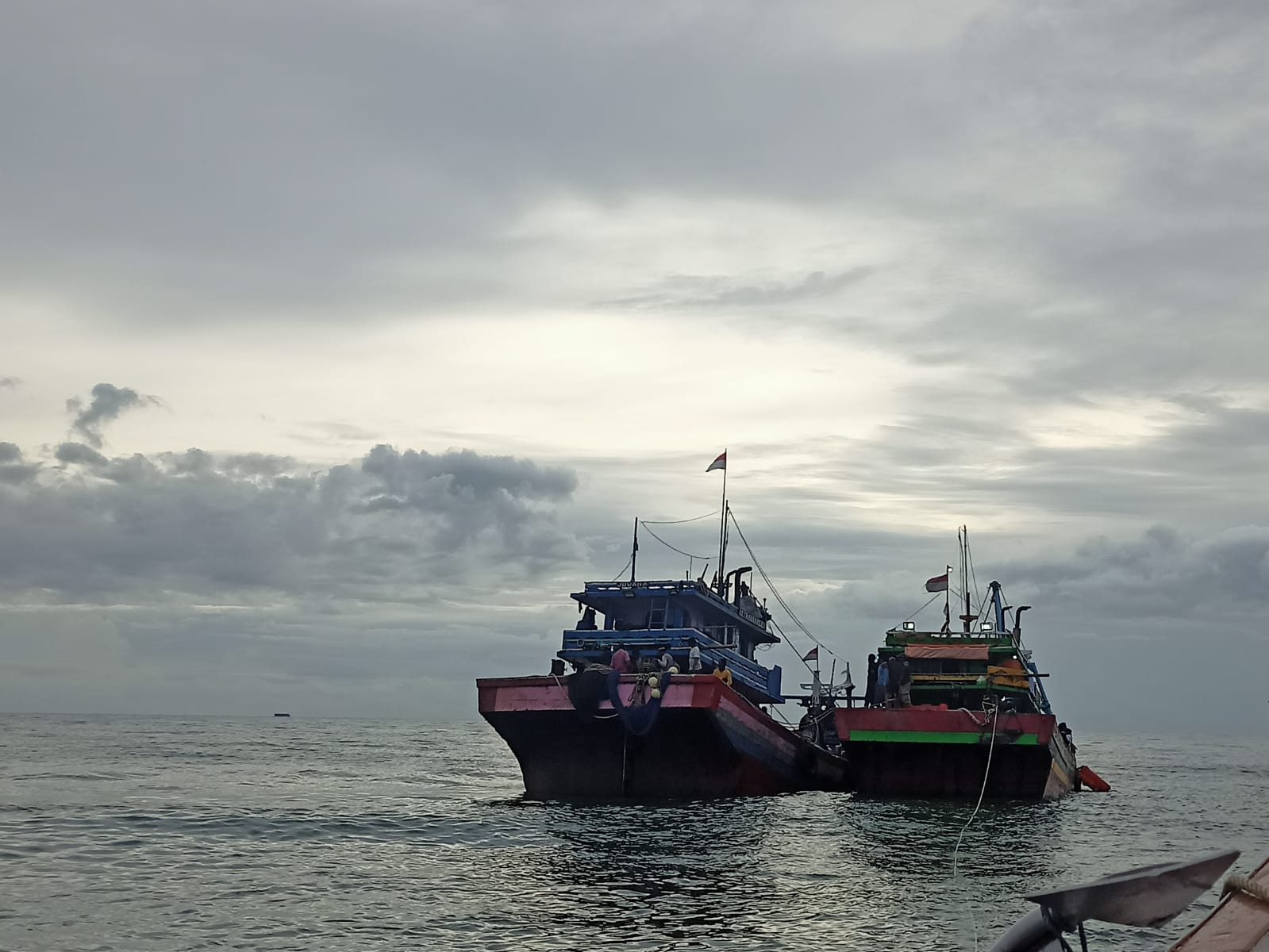dua kapal nelayan Besar dari Jawa Tengah diamankan di perairan muara Kintap, Tanah Laut, Kalimantan Selatan. Foto: Asep-Lentera.