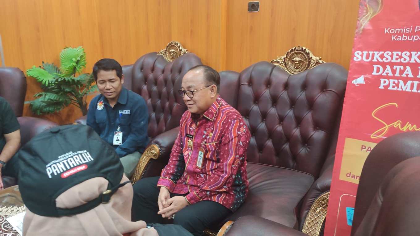 Petugas Pantarlih didampingi jajaran Komisioner KPU Tabalong diterima Anang dan Mawardi di ruang kerjanya masing-masing, Kamis (16/2/2023). Foto: Diskominfo-tblng