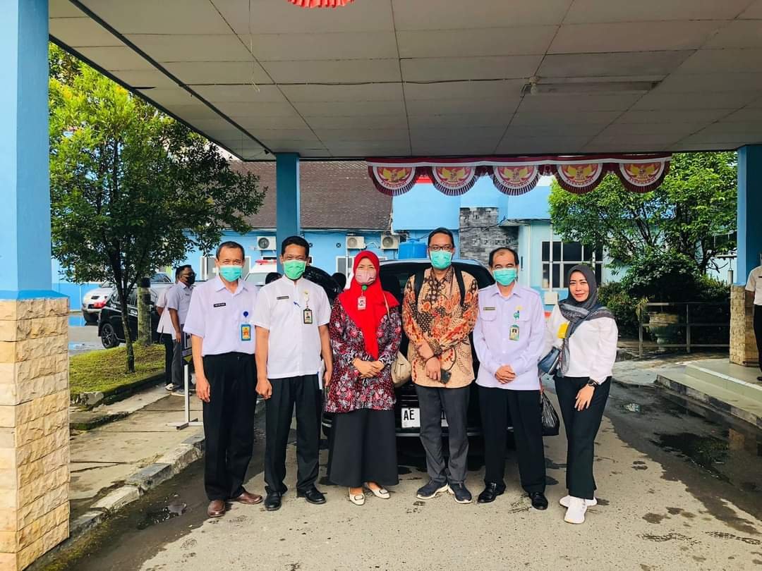 FOTO BERSAMA - Direktur RSUD Kapuas dr Agus Waluyo bersama Ketua Tim Akre RS Hikmayanti dan Tim Penilai Surveyor KARS. Foto HmsRsud-kapuas