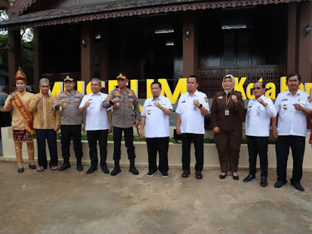 Walikota Banjarmasin, H Ibnu Sina saat berfoto bersama usai meresmikan museum kayuh baimbai kota banjarmasin.