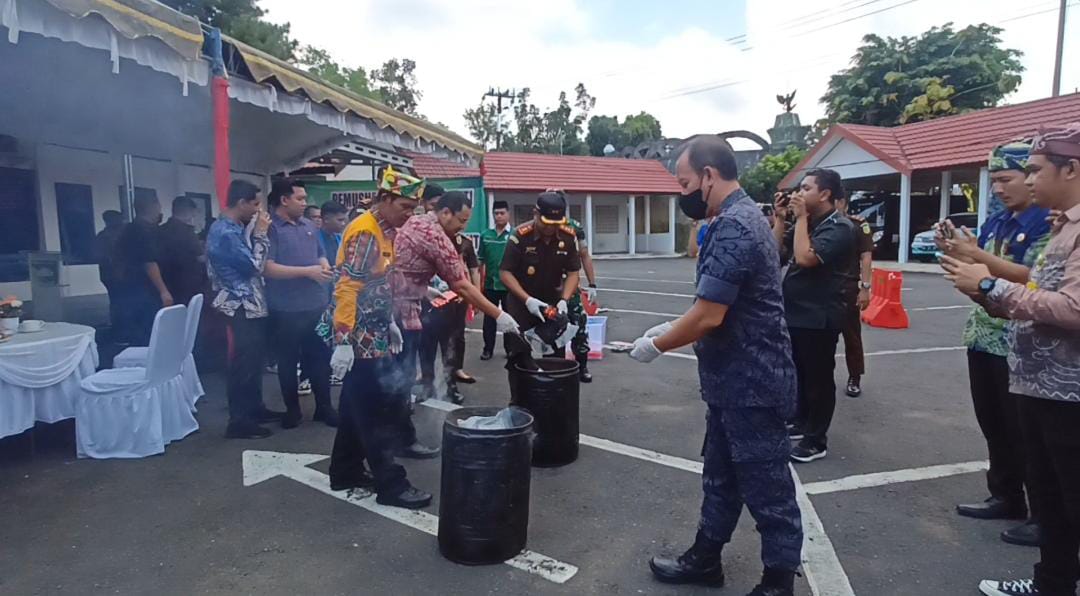 Bupati Tala HM Sukamta saat menghadiri acara pemusnahan barang bukti Kejaksaan Negeri Tanah Laut yang dipimpin Teguh Imanto Kajari setempat. Foto: Asep Lenterakalimantan