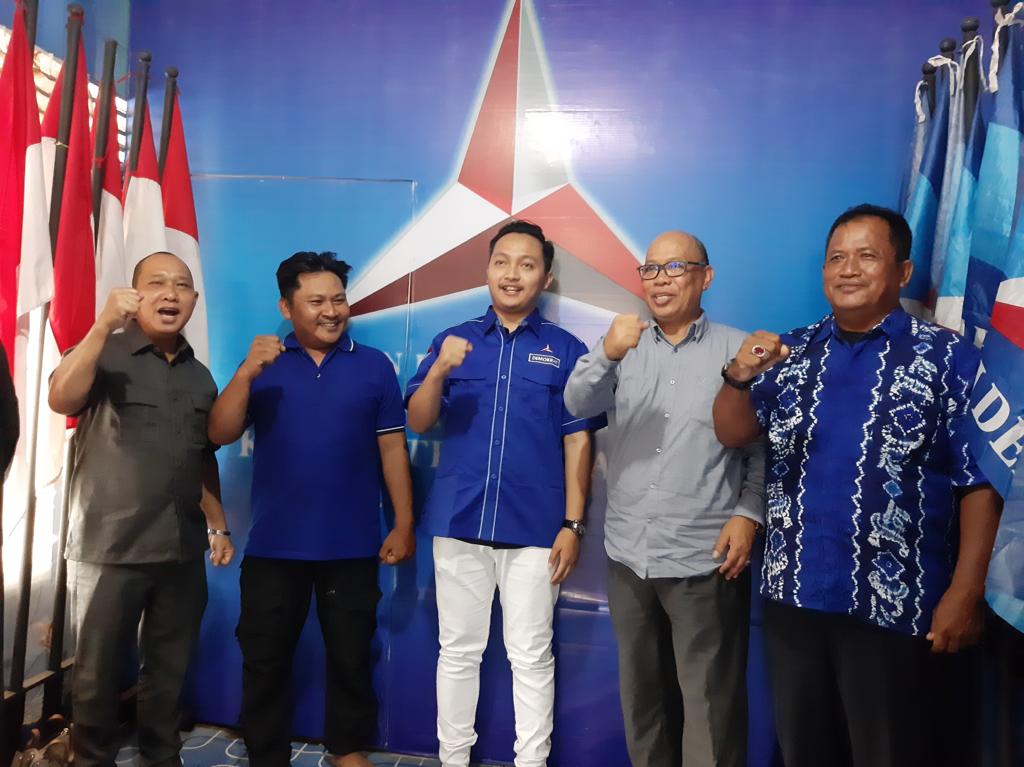 Saat deklarasi di Kantor Sekretariat Partai Demokrat Muhammad Ismail Rahman (tengah) memakai baju partai. Foto- Asep Lentera