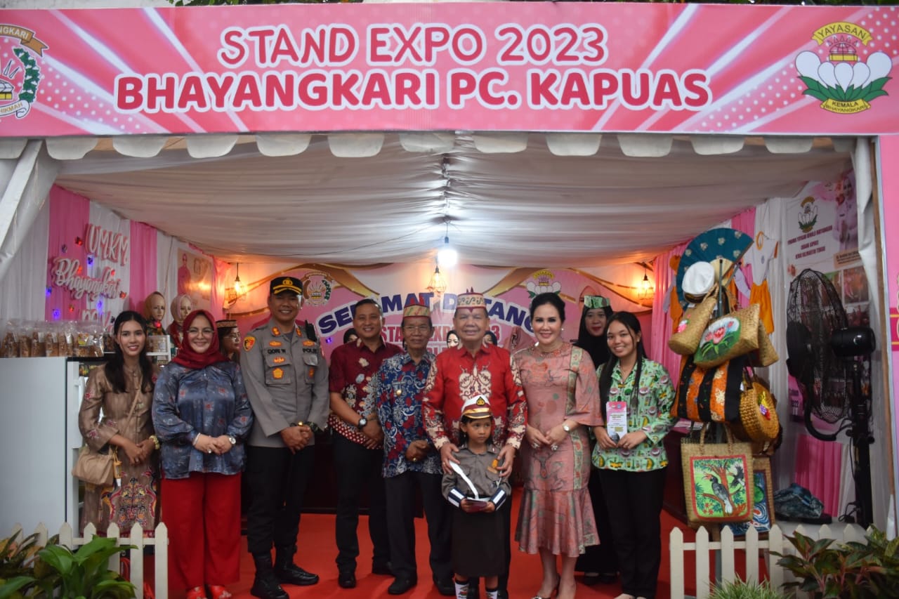 Bupati Kapuas Ben Brahim S Bahat didampingi Wakil Bupati Kapuas HM Nafiah Ibnor, Ketua TP-PKK Kabupaten Kapuas Ary Egahni Ben Bahat, SH, MH, berfoto bersama usai mengunjungi Stand peserta Kapuas Expo Tahun 2023, bertempat di Jl Maluku, Jumat (10/3/2023). Foto: Hmskmf-Sekda kapuas