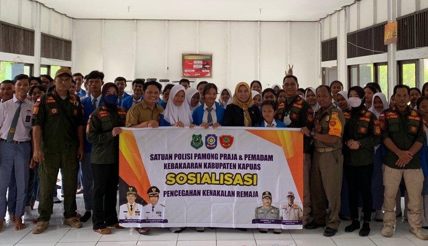 Nazmiannoor Kepala Bidang Perlindungan Masyarakat SatPol PP dan Damkar Kabupaten Kapuas bersama Anggota Dewan Perwakilan Rakyat Daerah (DPRD) Kabupaten Kapuas Sri Umi Daryatun melakukan sosialisasi pencegahan kenakalan remaja di Sekolah Menengah Atas Negeri (SMAN) 1 Basarang, Senin (13/3/2023). Foto: Hmskmf-kapuas