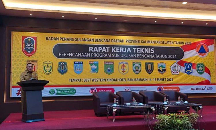 Gubernur Kalsel Sahbirin Noor melalui Asisten Bidang Pemerintahan dan Kesejahteraan Rakyat Nurul Fajar Desira membuka Rakernis Penanggulangan Bencana.