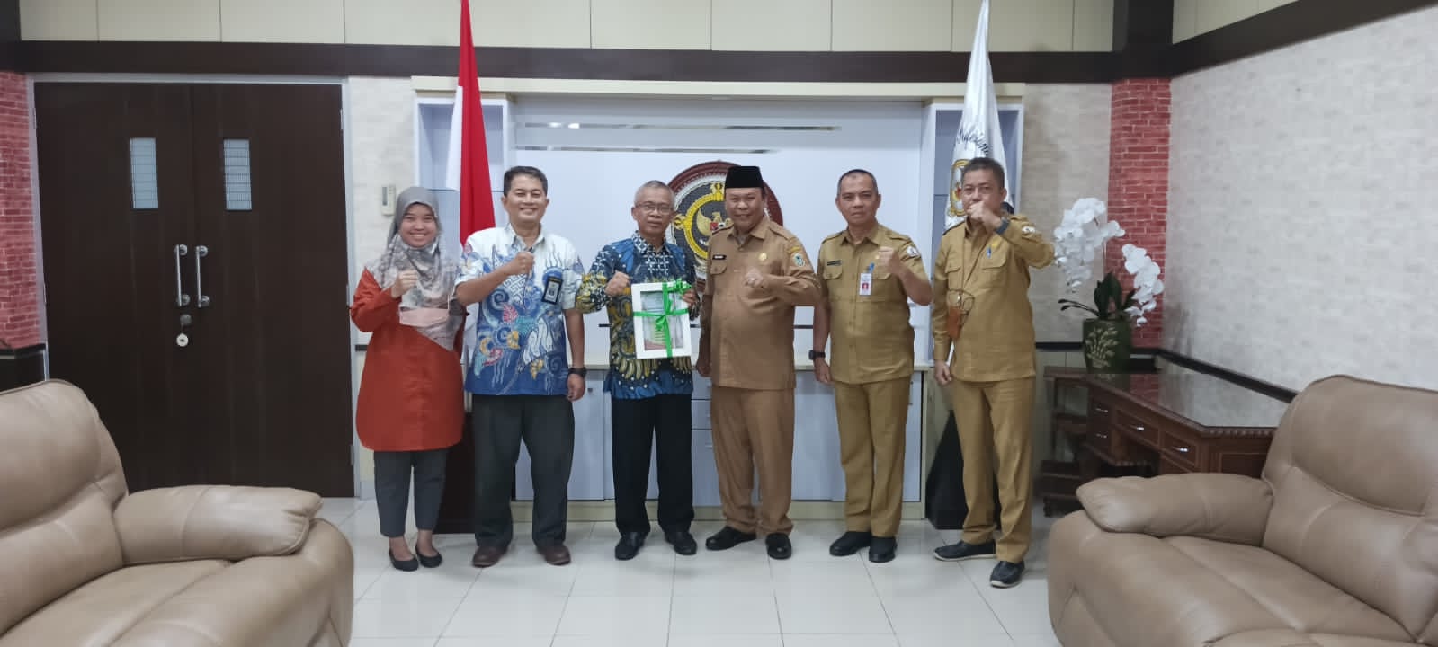 Pejabat Bupati Batola Mujiyat didampingi Sekretaris Daerah Ir. H. Zulkipli Yadi Noor, M. Sc saat menyerahkan laporan keuangan ke BPK. Foto: Diskominfo-