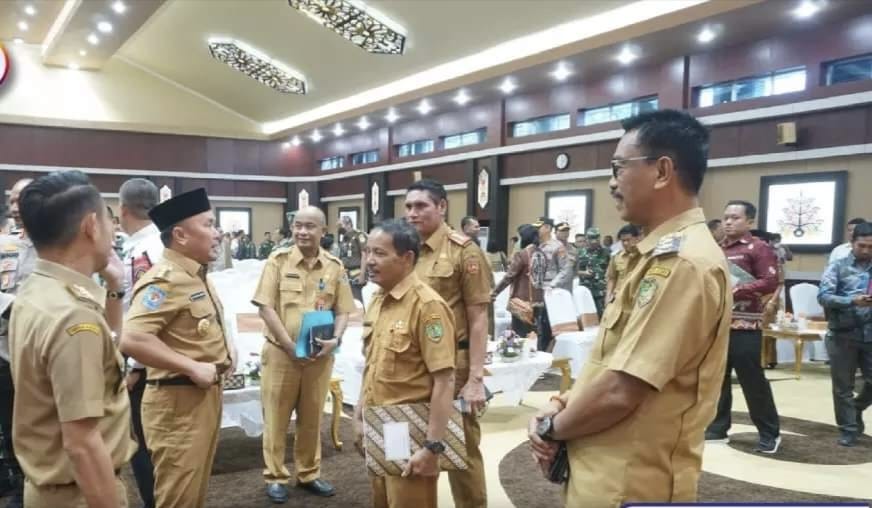 WabupPanala Putra Saat berbincang dengan Gubernur Kalteng Sugianto saat, Menghadiri acara UMKM di Palangkaraya. Foto: Diskomnfo-Lentera