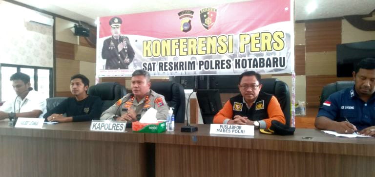 Kapolres Kotabaru AKBP M Gafur Aditya Siregar didampingi Kasat Reskrim AKP Abdul Jalil, Puslabfor mabes Polri AKBP Arif Andi Setiyawan , Kasubdit Jatanras Polda Kalsel Kompol Reza Bramantya saat menggelar jumpa pers . Foto: Putr-Lenterakalimantan