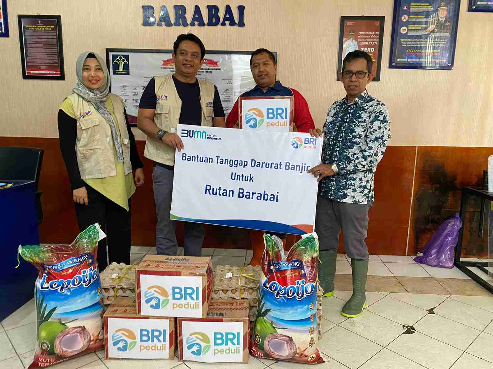 Branch Office Head BRI Barabai, Yusuf Setiawan saat menyerahkan langsung bantuan ke Karutan Barabai, Gusti Iskandarsyah. Foto_ID lentera