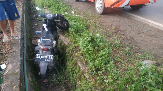 sepeda motor korban laka tunggal menabrak jalan yang berlubang di Kecamatan Tambang Ulang. Foto: 5wh1-satlantas