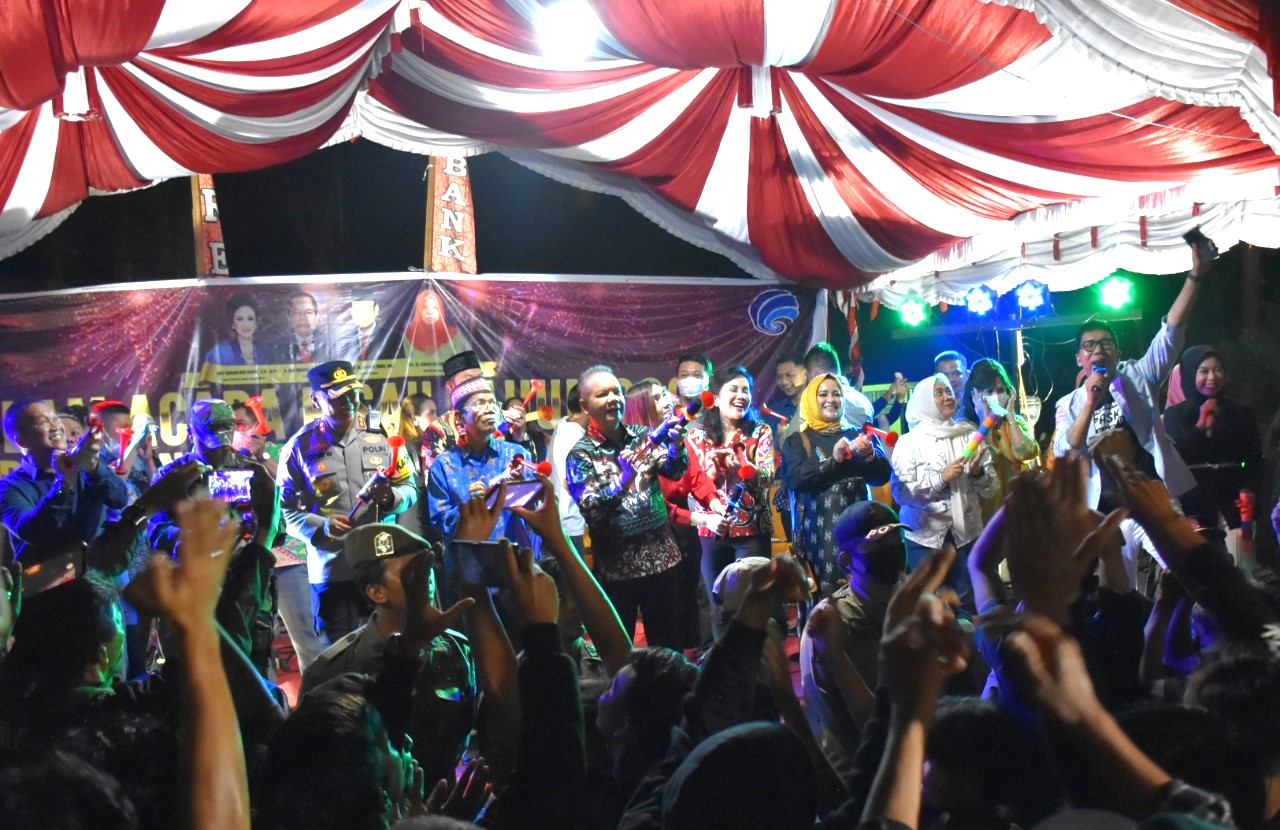 Bupati Kapuas Ben Brahim S Bahat bersama Ketua TP PKK Kabupaten Kapuas selaku Anggota DPR RI Dapil Kalteng Ary Egahni Ben Bahat, SH, MH, Wakil Bupati Kapuas HM Nafiah Ibnor, Sekda Kapuas Septedy dan unsur Forkopimda saat membunyikan terompet sebagai pertanda pergantian tahun, Minggu (1/1/2023).