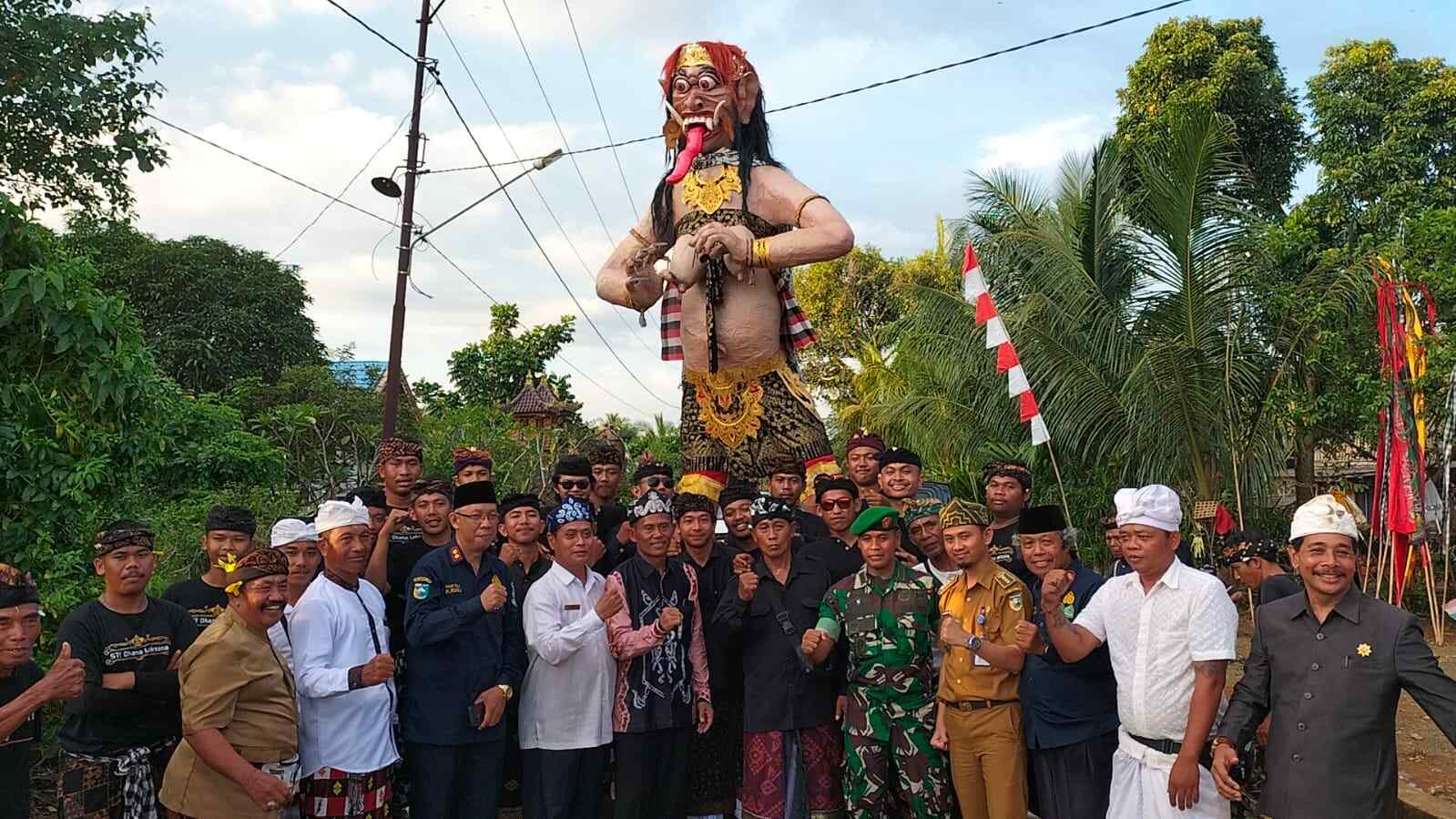 Ogoh-ogoh Raksasa Dalam Tradisi Hari Nyepi Umat Hindu di Tala.