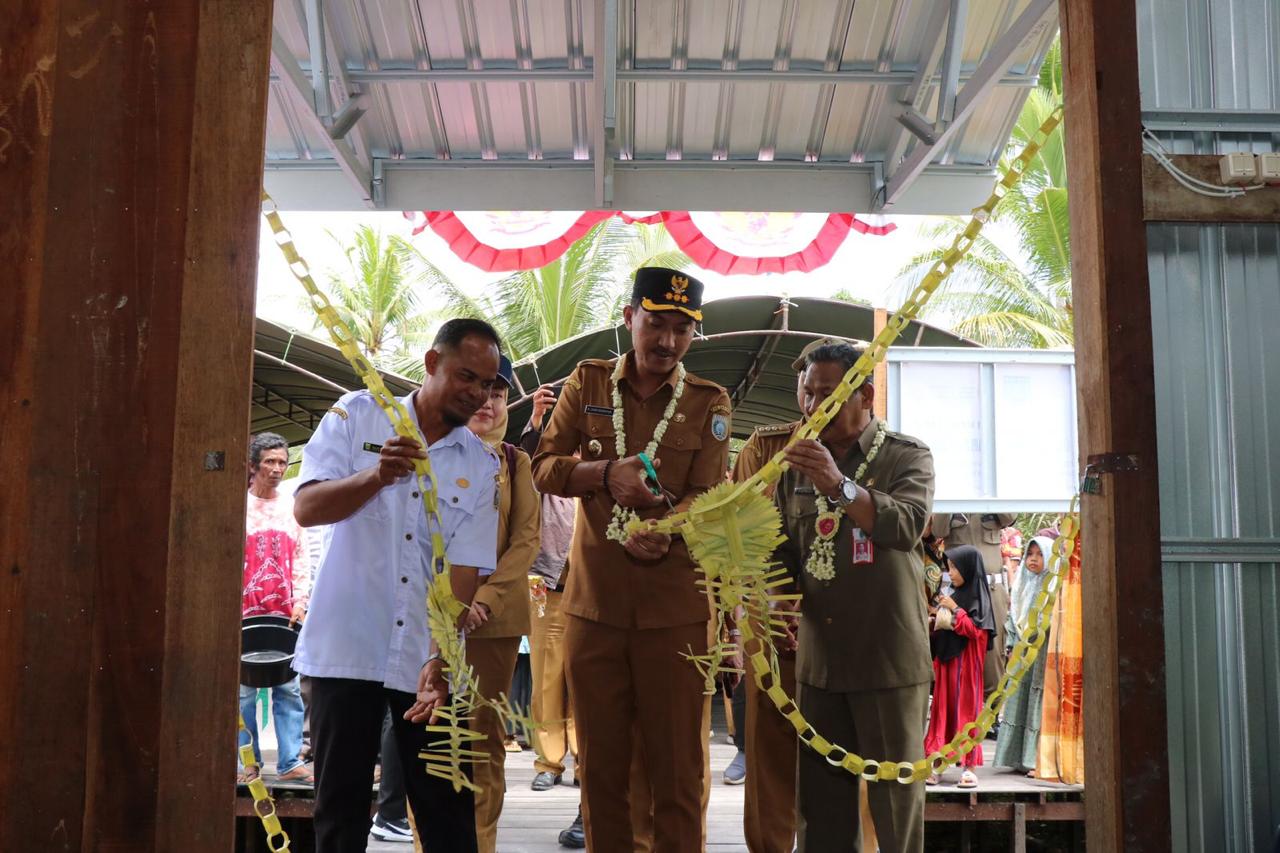 Bupati Banjar H Saidi Mansyur saat membuka resmi Lumbung Pangan Masyarakat (LPM) Gabungan Kelompok Tani (Gapoktan) Tamara Bersama di Desa Aluh-Aluh Kecil Muara, Kecamatan Aluh-Aluh, Kabupaten Banjar, Selasa (14/3/2023) siang. Foto-Dok.Diskominfo Banjar