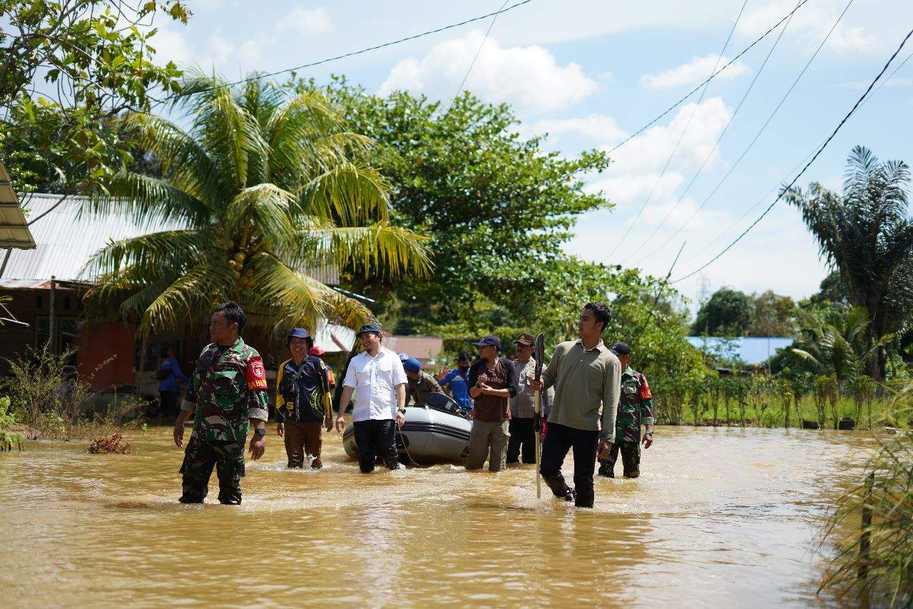 Bupati HST H Aulia Oktafiandi saat meninjau langsung ke lapangan kondisi terdampak banjir di Kecamatan Pandawan. Foto Pokom HST
