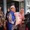 Wakil Bupati Banjar Habib Idrus Al-Habsyie saat menyalurkan bantuan pangan kepada warga penerima manfaat, di halaman Kantor Bupati Banjar, Martapura Kamis (13/4/2023) pagi. Foto : hmskmnf Banjar