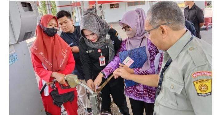 Dinas Koperasi Usaha Mikro Perindustrian dan Perdaganagan (DKUMPP) Kabupaten Banjar didampingi Balai Standarisasi Metrologi Legal (BSML) Regional III Kalimantan dan PT Pertamina Patra Niaga Ritel Kalsel lakukan pengawasan terhadap SPBU PT Sumber Rezeki Hidayah di Cabi dan SPBU PT Sahabat Membangun Bersama di Sungkai Kecamatan Simpang Empat Kamis, (13/4/2023) pagi. Foto : slmn/hmskmnf