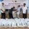 Admint & CDEA Superintendent PT Arutmin Indonesia Tambang Batulicin Akhmad Nurkholis, menyerahkan langsung bantuan paket sembako gratis Kepada Kepala Desa Sungai Dua Ibnu Salam, Rabu (12/4/2023). (Sumber Foto: Alfian)