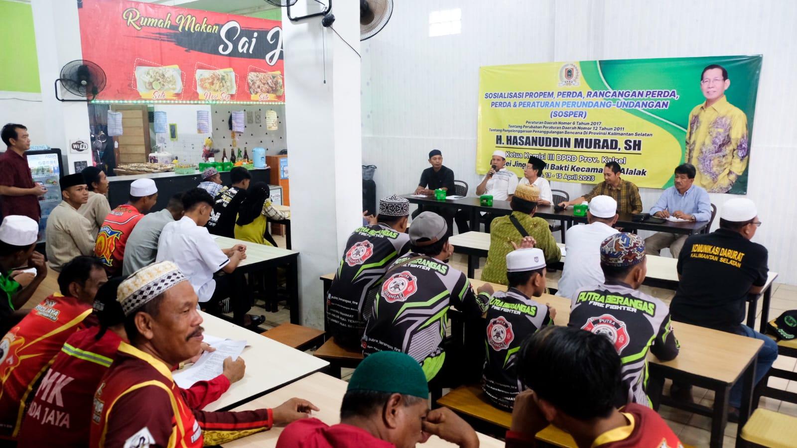 H. Hasanuddin Murad, S.H., sosialisasikan Peraturan Daerah (Perda) Nomor 6 Tahun 2017 tentang Penyelanggaraan Penanggulangan Bencana di Provinsi Kalimantan Selatan, Minggu (16/4) sore di Rumah Makan Sei Jing, Handil Bakti. Foto:Humas