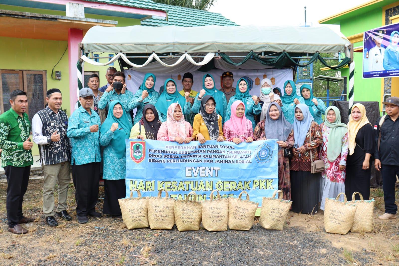 Ketua TP PKK Provinsi Kalsel foto bersama. Foto: Hmskalsel-