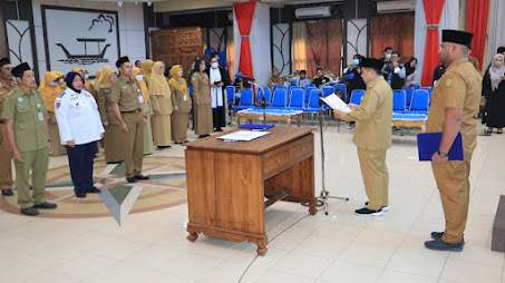 Walikota Banjarmasin, H Ibnu Sina saat melantik 2 pejabat pimpinan tinggi pratama dan pejabat ditingkat kelurahan.