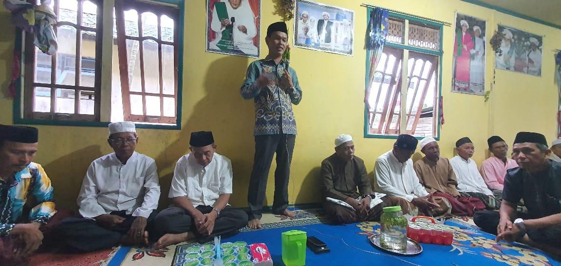 Ketua DPD Partai Golkar Barito Kuala Ir. H. Rahmadian Noor saat bertatap langsung dengan masyarakat dalam acara Safari Ramadhan DPD Partai Golkar Batola di Desa Pengurus, Kecamatan Tabunganen, Senin (10/4/2023). (Sumber Foto: Mahmud Salihin).